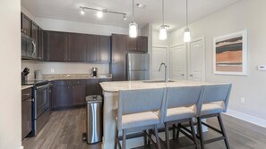 Réfrigérateur, tables à manger