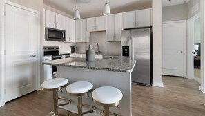 Kylskåp och matbord