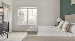 2 habitaciones, escritorio, tabla de planchar con plancha y wifi