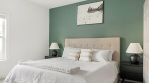 2 slaapkamers, een bureau, een strijkplank/strijkijzer, wifi