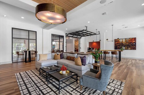 Landing | Chic 2BD, Gym, Pool