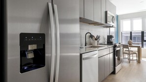 Kühlschrank, Esstisch