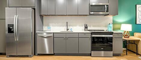 冷蔵庫、ダイニングテーブル