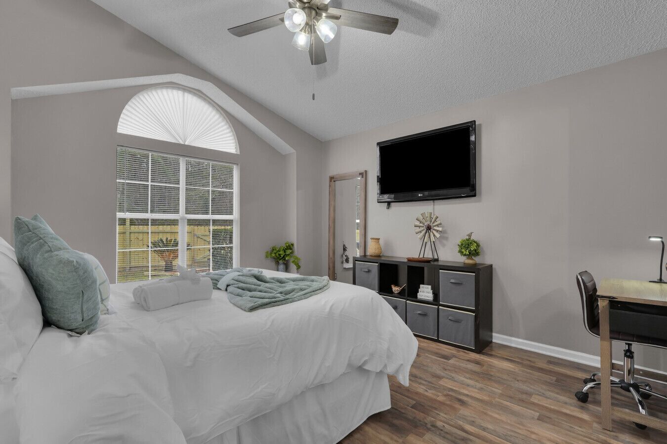 3 多间卧室、办公桌、熨斗/熨衣板、旅行婴儿床