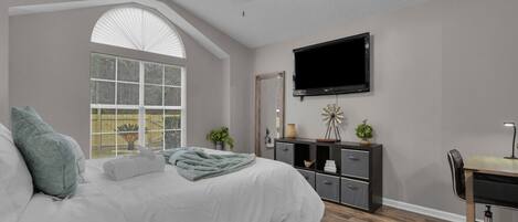 3 slaapkamers, een bureau, een strijkplank/strijkijzer, reisbedje