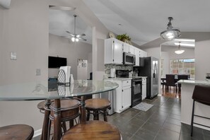 Køleskab, mikrobølgeovn, ovn, kogeplade