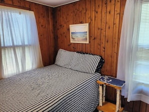 2 bedrooms, travel cot, free WiFi, bed sheets