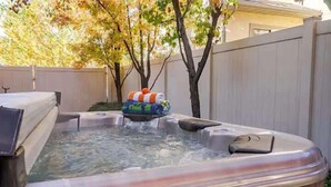 Un jacuzzi con un asiento flotante y un panel de control.