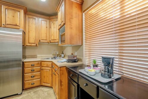 Private Getaway with Waffles – Cozy & Inviting!