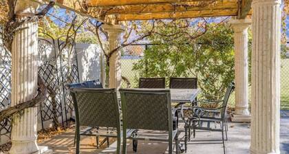 Elegant Retreat & Small Gathering Home-Waffles too