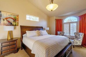 3 bedrooms, iron/ironing board, travel cot, free WiFi - Elegant Retreat & Small Gathering Home-Waffles too (Orem)