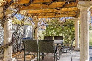 Outdoor dining - Elegant Retreat & Small Gathering Home-Waffles too (Orem)