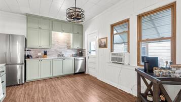 Frigorífico, horno, placa de cocina y lavavajillas