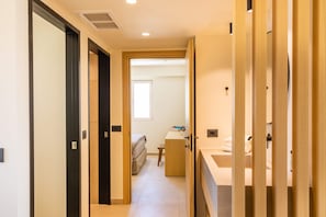 Superior-Apartment | Badezimmer | Dusche, Regendusche, Haartrockner, Handtücher