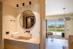 Superior Apartment | Bathroom | Shower, rainfall showerhead, hair dryer, towels