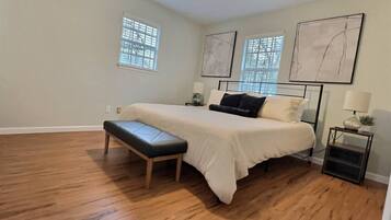 4 bedrooms, iron/ironing board, free WiFi, bed sheets