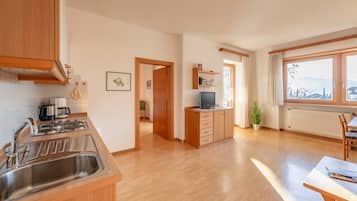 Kühlschrank, Wasserkocher, Kochgeschirr/Geschirr/Besteck