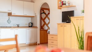 Refrigerador, tetera eléctrica y utensilios de cocina