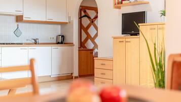 Kühlschrank, Wasserkocher, Kochgeschirr/Geschirr/Besteck