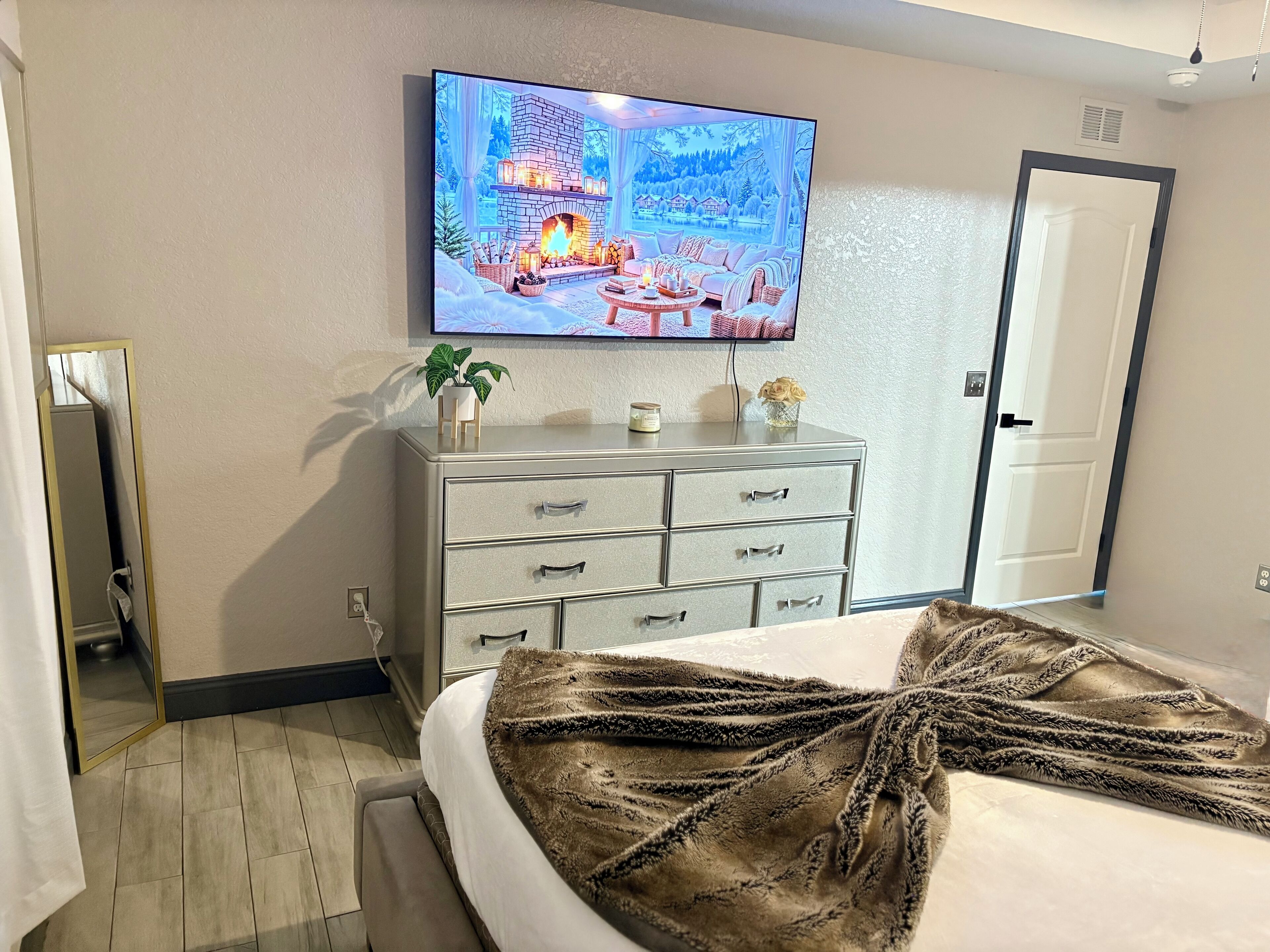 4 bedrooms, desk, iron/ironing board, WiFi (free)