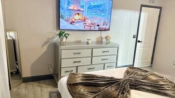 4 bedrooms, desk, iron/ironing board, WiFi (free)