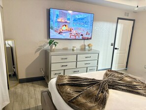 4 bedrooms, desk, iron/ironing board, free WiFi - The Storybook Stay (Davenport)