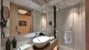 Deluxe appartement, uitzicht op stad | Badkamer | Een douche, zeep, toiletpapier