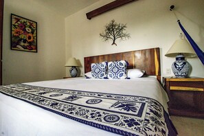 Rom – superior, balkong, bassengutsikt | Skrivebord, skrivebord for bærbar PC, wi-fi (inkludert) og sengetøy