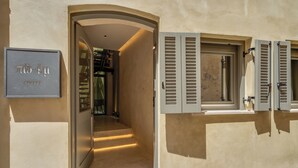 L'ingresso di un hotel con un cartello che riporta la scritta 'SUIETES' e una porta che dà su una scala.