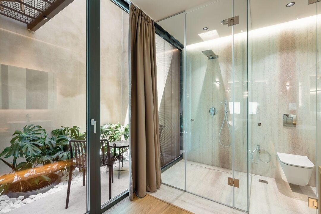Classic Apartment | Bathroom | Shower, rainfall showerhead, hair dryer, slippers