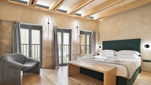 Una camera da letto moderna con un letto, una sedia e una panca in legno.