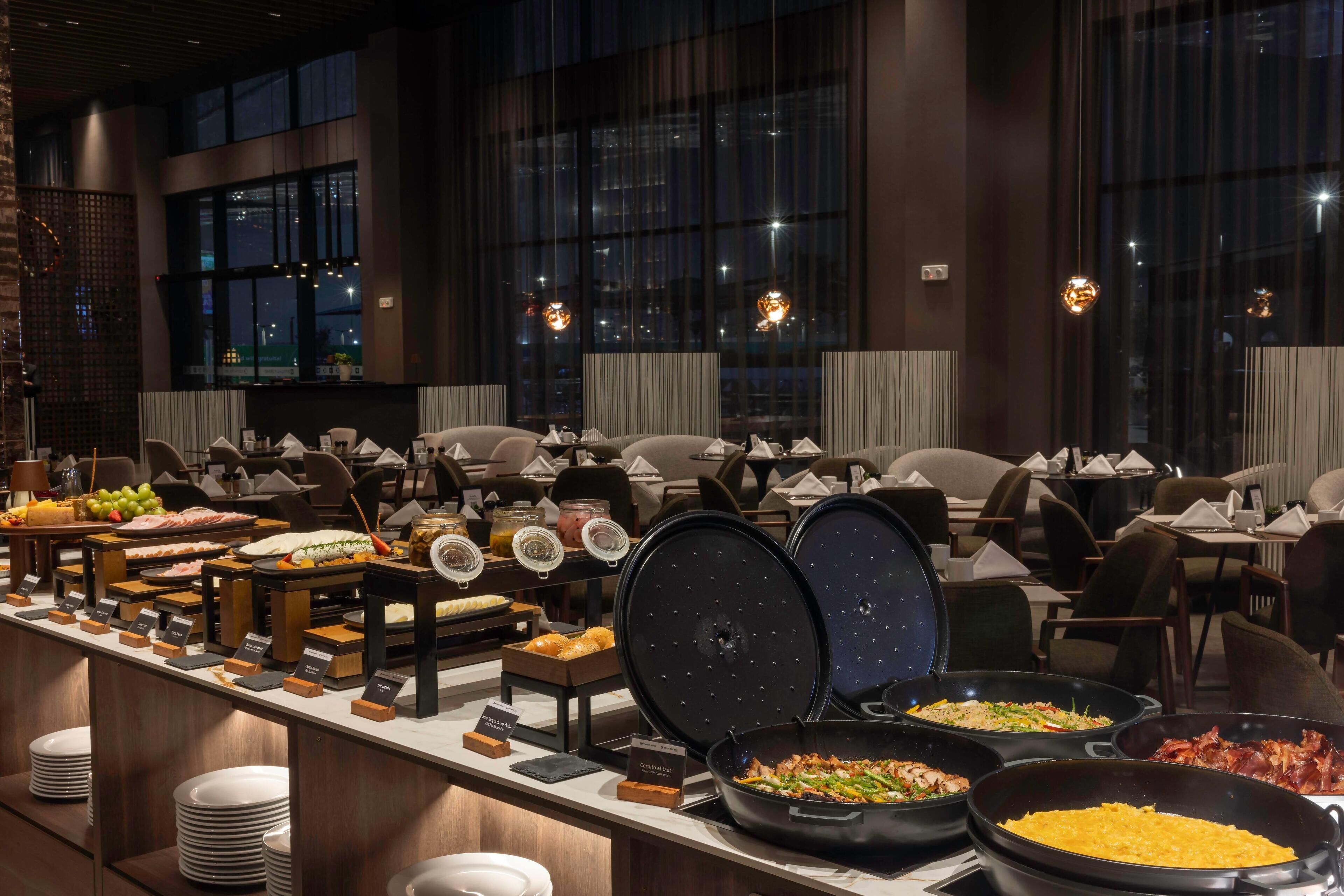 2 restaurants; breakfast, lunch and dinner served 