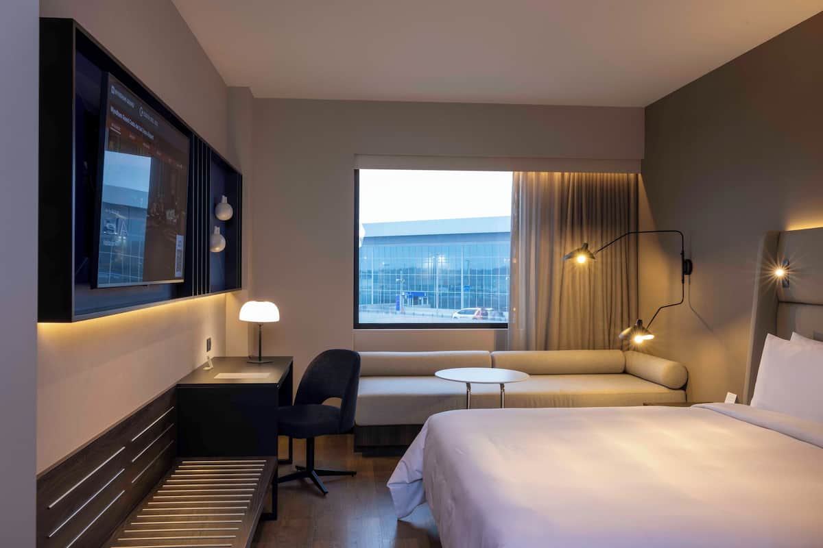 Superior Room, 1 Queen Bed, Non Smoking | Premium bedding, down duvets, memory-foam beds, minibar