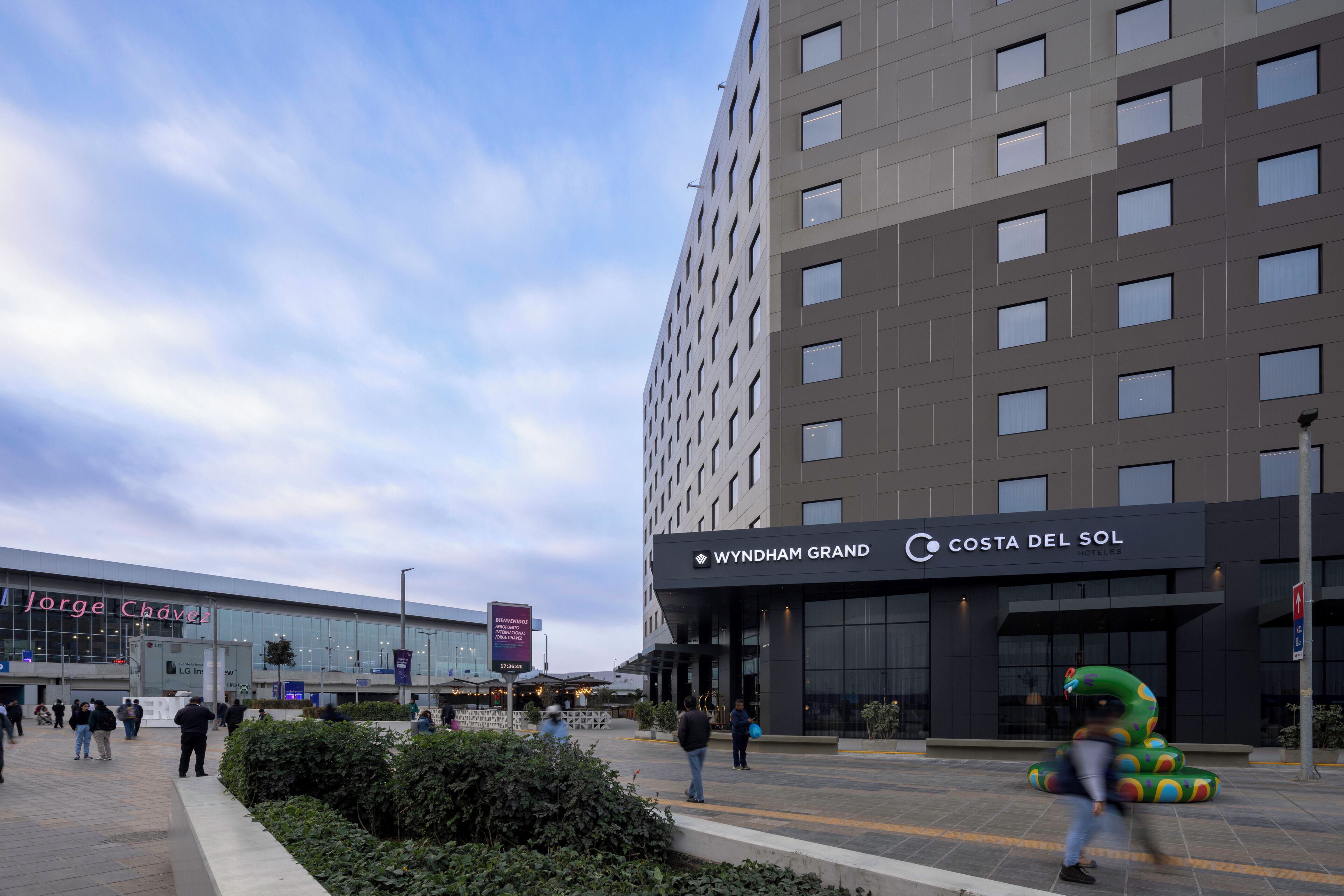 Un hotel moderno con un letrero destacado de Wyndham Grand y Costa del Sol.