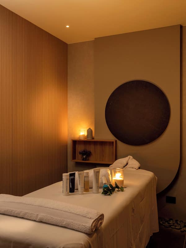 Couples treatment room(s), sauna, hot tub, steam room, aromatherapy