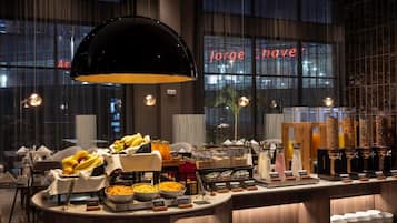 2 restaurants, breakfast served