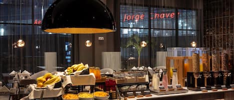 2 restaurants, breakfast served
