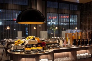 2 restaurantes, se sirve desayuno 