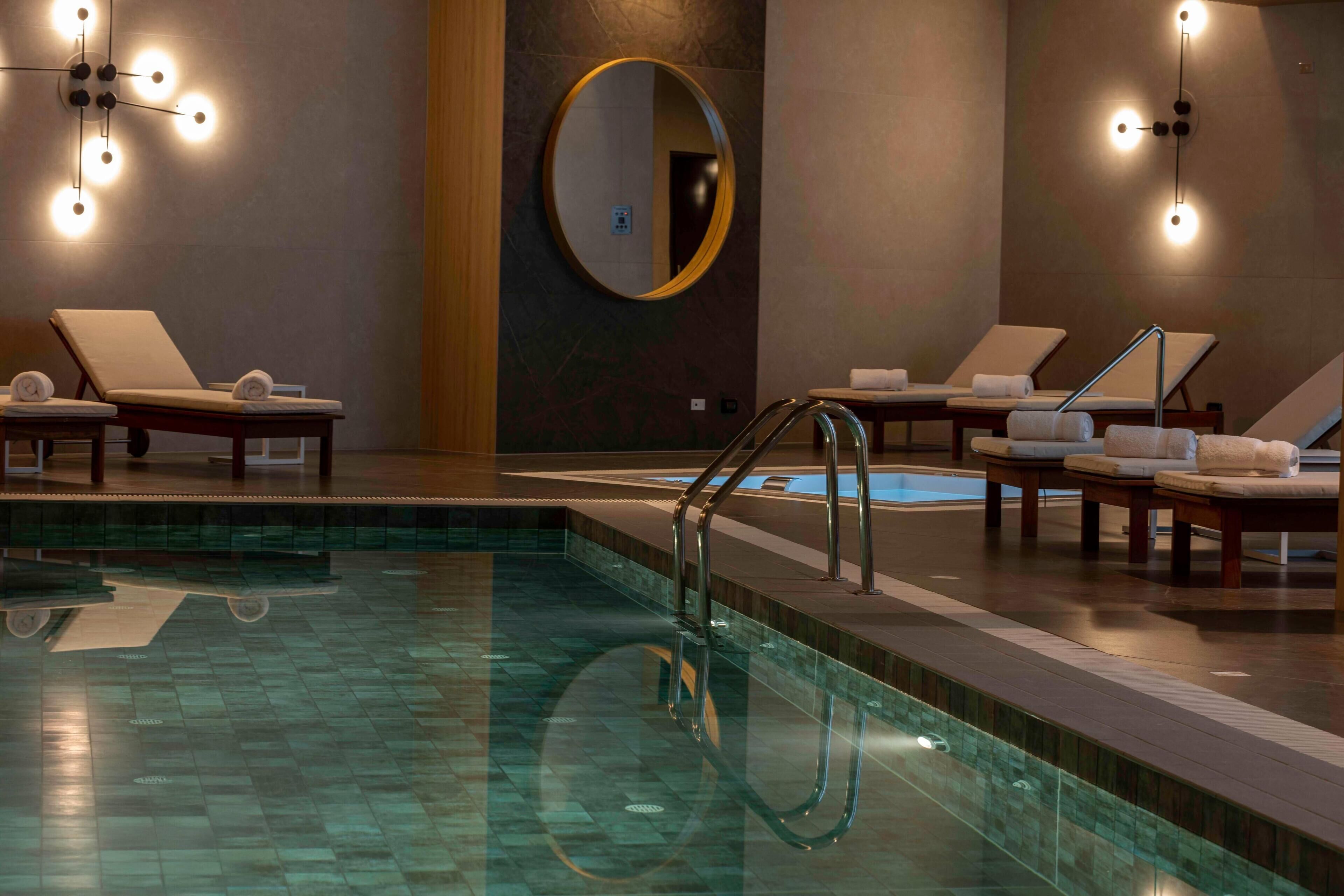 Indoor pool, sun loungers