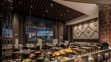2 restaurants; breakfast, lunch and dinner served