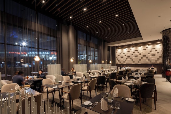 2 restaurantes, se sirve desayuno