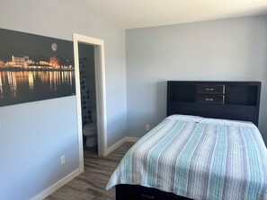 2 bedrooms, desk, WiFi, bed sheets