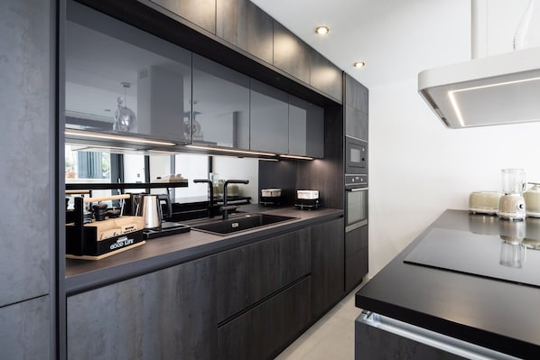 Réfrigérateur, micro-ondes, four, plaque de cuisson