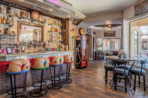 Bar (on property) - Rock and Roll Resort Style Home, Harley Bar Casino, Amazing Pool & Jacuzzi (Lake Havasu City)