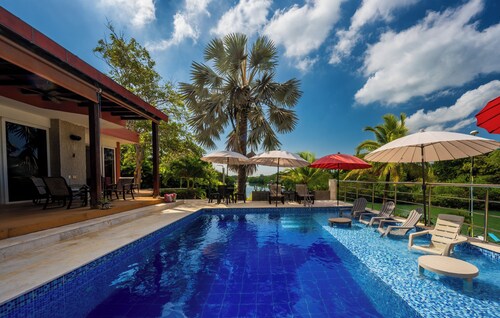 Spacious 5-bedroom villa with AC and WiFi in welcoming Cartagena