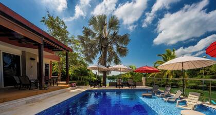 Spacious 5-bedroom villa with AC and WiFi in welcoming Cartagena