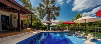 Spacious 5-bedroom villa with AC and WiFi in welcoming Cartagena