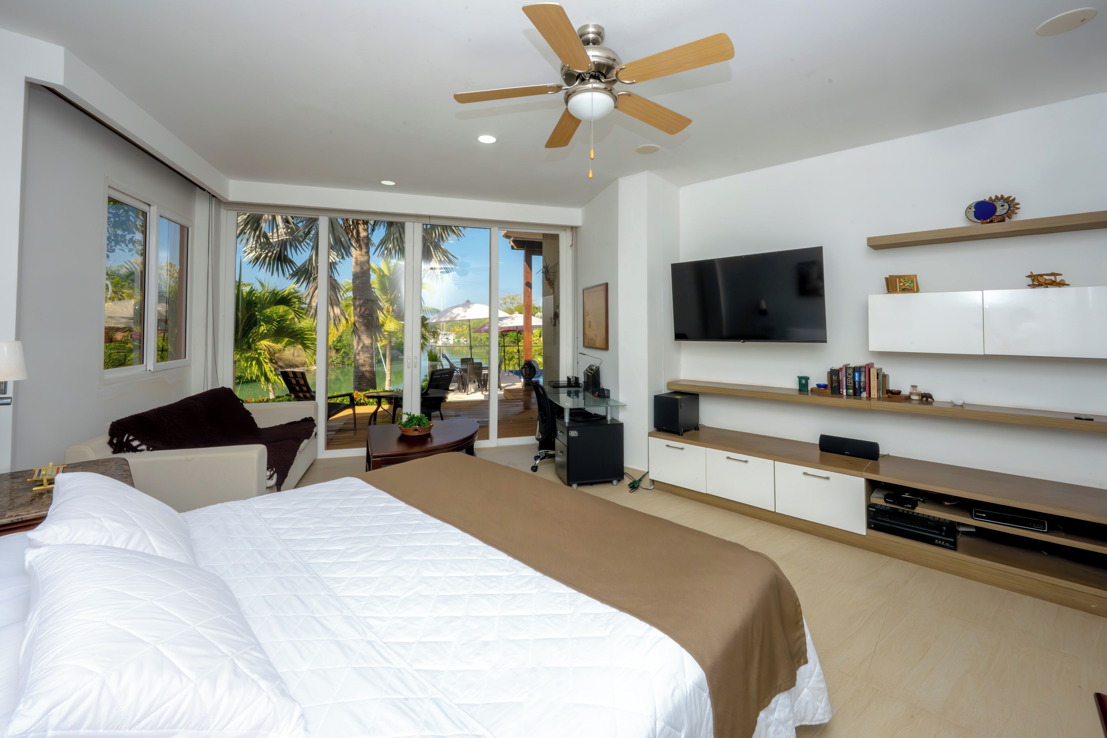 5 室のベッドルーム、デスク、アイロン / アイロン台、WiFi