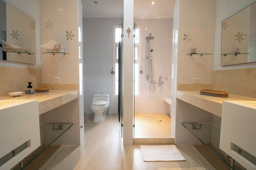 Spacious 5-bedroom villa with AC and WiFi in welcoming Cartagena