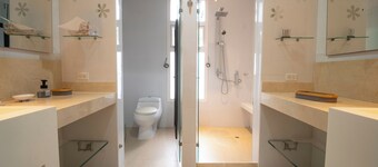 Spacious 5-bedroom villa with AC and WiFi in welcoming Cartagena